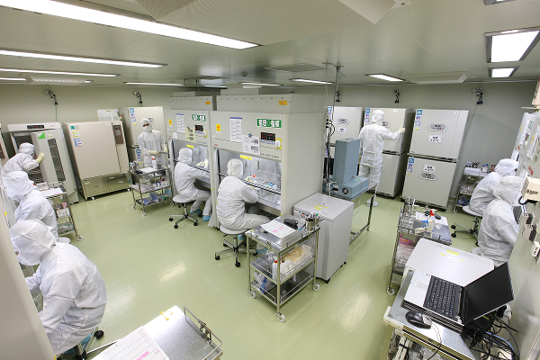 新しく、かつ安全性の⾼い環境で細胞培養を⾏っています